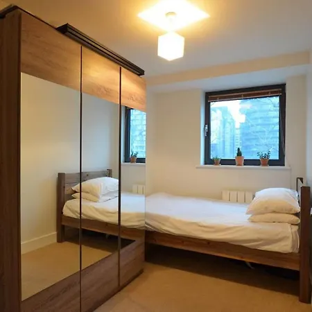 Peaceful Modern 2 Bedroom Flat With Water Views Apartment