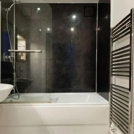 Peaceful Modern 2 Bedroom Flat With Water Views Apartment London