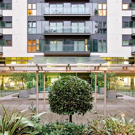 Peaceful Modern 2 Bedroom Flat With Water Views