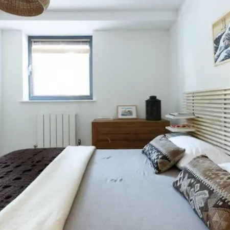 Peaceful Modern 2 Bedroom Flat With Water Views *