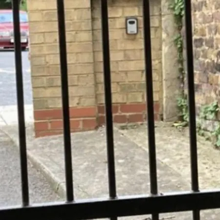 Stunning Ground Floor Garden - Entire Apartment, Centrally Located, With Free Off Road Parking By Flat & Wiffi, Beautifully Secluded, 3 Mins From Amenities *