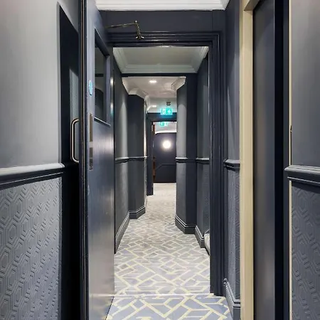 Commodore Hotel 3*