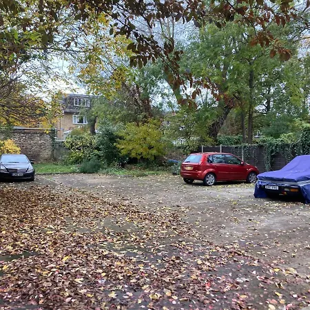 Stunning Ground Floor Garden - Entire Apartment, Centrally Located, With Free Off Road Parking By Flat & Wiffi, Beautifully Secluded, 3 Mins From Amenities דירה לונדון