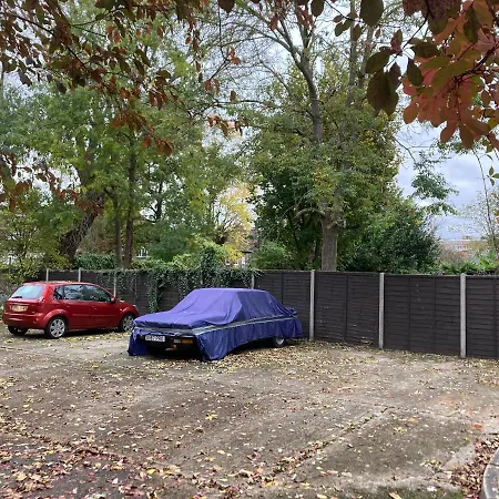 Garden Oasis Apartment: Central, Private & Parking Apartment *