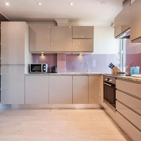 Stunning 3-bedroom In The Heart Of With Parking-hosted By Sweetstay London
