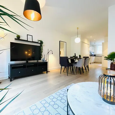 Holiday home Olympic Family Home, With Own Garden Bliss London