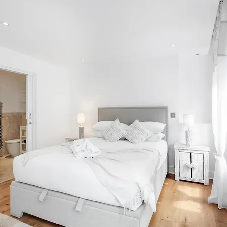 The White Near Kensington High St Apartment London