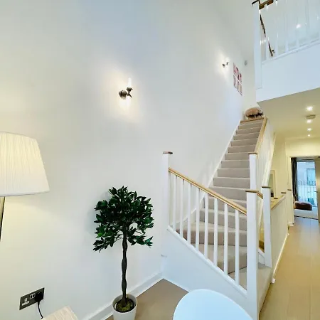 Olympic Family Home, With Own Garden Bliss *