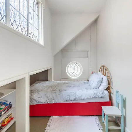 Jeanettes By Interhome * New Malden