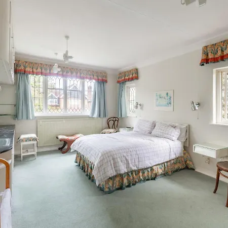 Jeanettes By Interhome New Malden