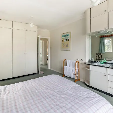 Jeanettes By Interhome New Malden