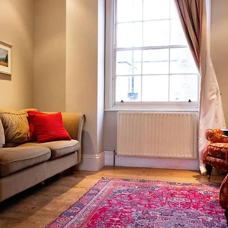 Trendy Two Bed With Private Garden London