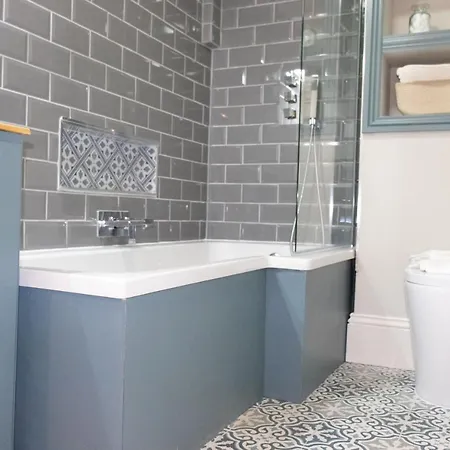 Trendy Two Bed With Private Garden London
