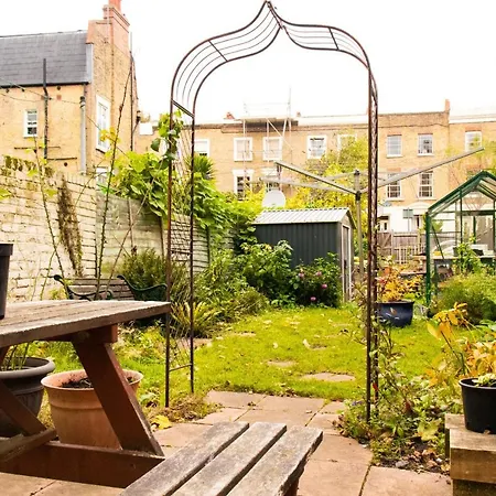 Trendy Two Bed With Private Garden Apartment *