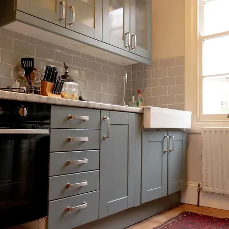 Trendy Two Bed With Private Garden Apartment *