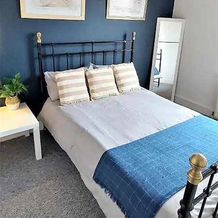 Apartment Very Spacious Two Bedroom Converted In East Croydon