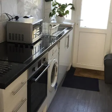 Quiet Studio By Lloyd Park * South Norwood