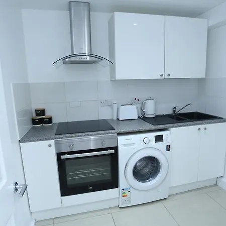 Apartment Cosy With En-suite Bathroom And Shared Kitchen *