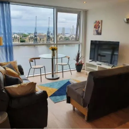 Apartment Lovely Waterfront Flat Canary Wharf Excel Centre *