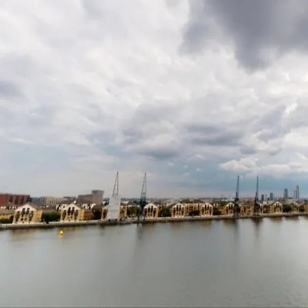 Lovely Waterfront Flat Canary Wharf Excel Centre *