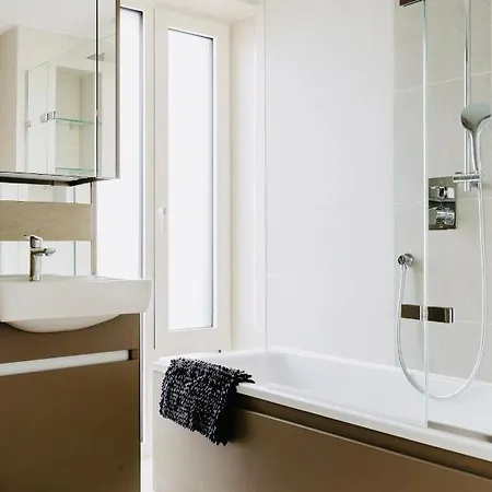 Executive Waterfront Split Penthouse Londra