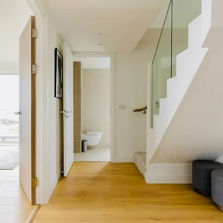 Executive Waterfront Split Penthouse * Londra