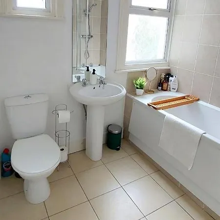Very Spacious Two Bedroom Converted In East Apartment *