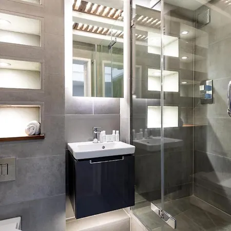 Bright Maida Vale Apartment