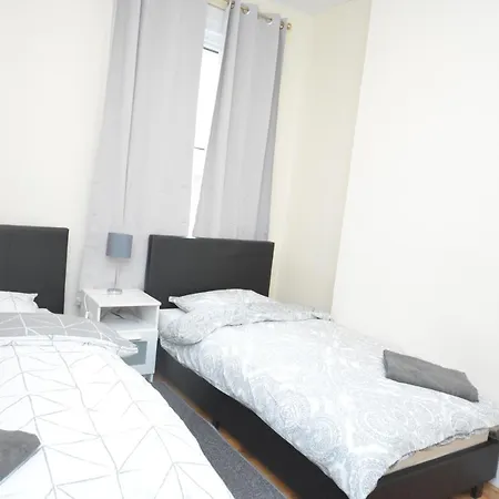 Casa vacanze Cheerful 4 Bedroom House In Greater *