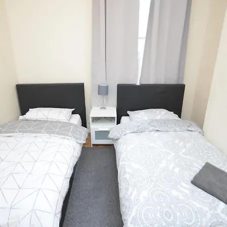 Cheerful 4 Bedroom House In Greater London