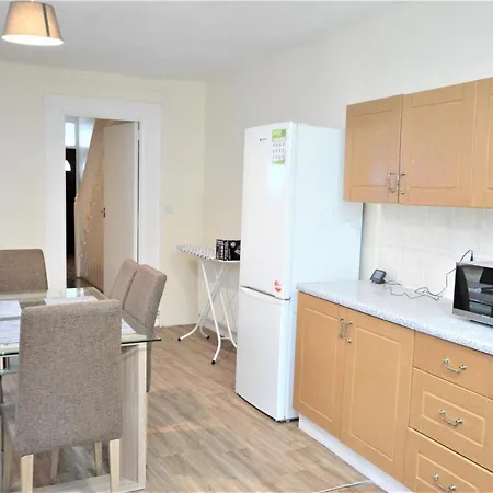 Cheerful 4 Bedroom House In Greater Holiday home *