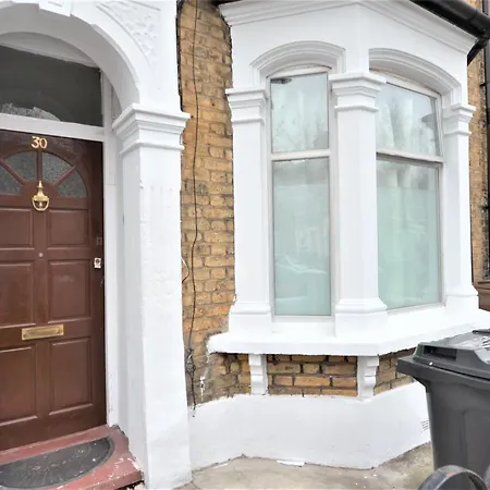 Cheerful 4 Bedroom House In Greater London