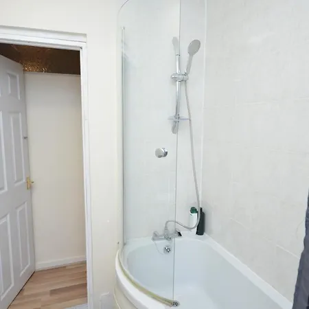 Cheerful 4 Bedroom House In Greater Holiday home *