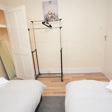 Cheerful 4 Bedroom House In Greater Londra