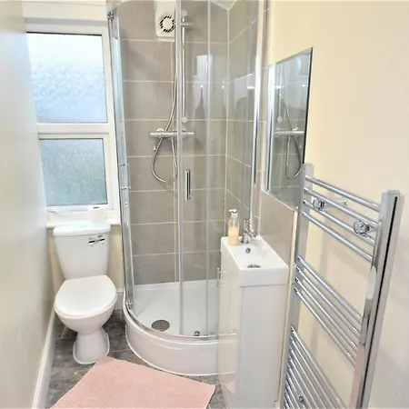 Cheerful 4 Bedroom House In Greater