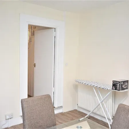 Holiday home Cheerful 4 Bedroom House In Greater London