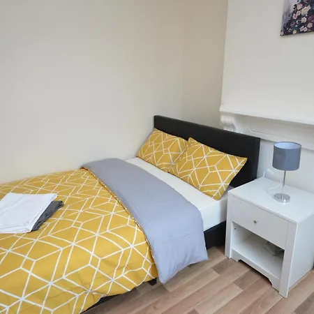 Casa vacanze Cheerful 4 Bedroom House In Greater *