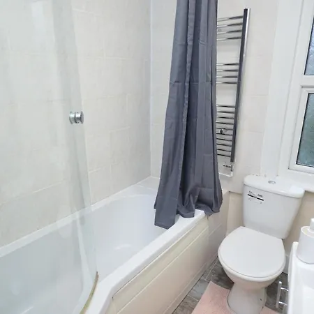 Casa vacanze Cheerful 4 Bedroom House In Greater