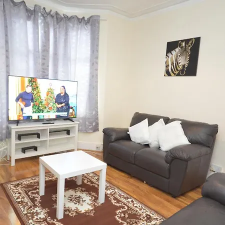 Cheerful 4 Bedroom House In Greater Holiday home