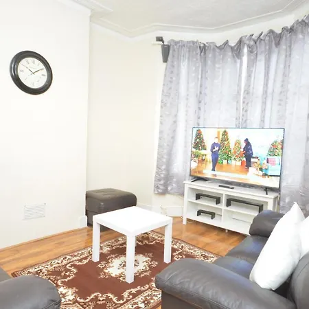 Casa vacanze Cheerful 4 Bedroom House In Greater
