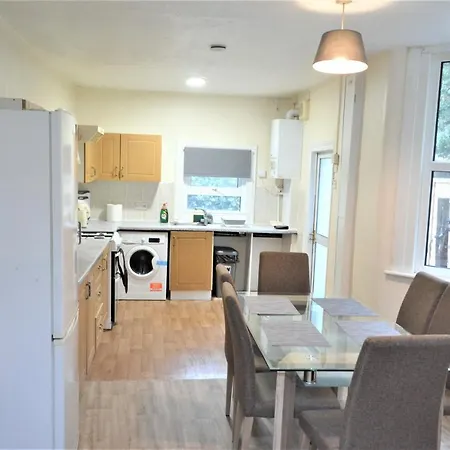 Cheerful 4 Bedroom House In Greater Holiday home London