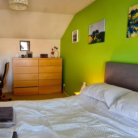 Sw19 - Quiet Split-level 2-bedroom Maisonette With Garden Lägenhet