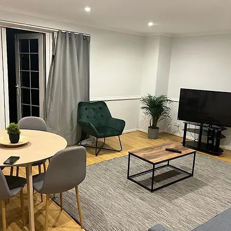 Lovely 2 Bedroom With Parking Space