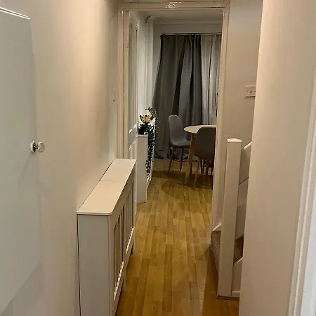 Lovely 2 Bedroom With Parking Space London