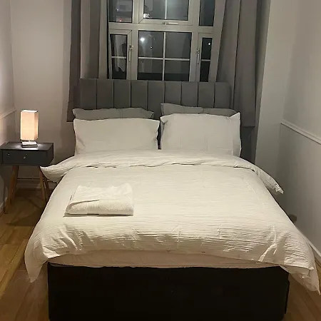 Apartament Lovely 2 Bedroom With Parking Space Londyn
