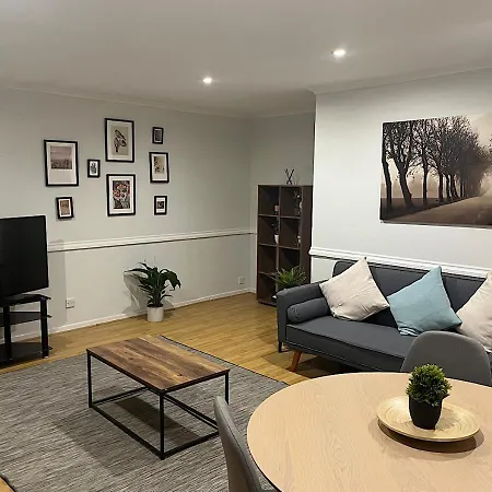 Lovely 2 Bedroom With Parking Space London