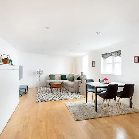 Duke Of Clarence Duplex Apartment *