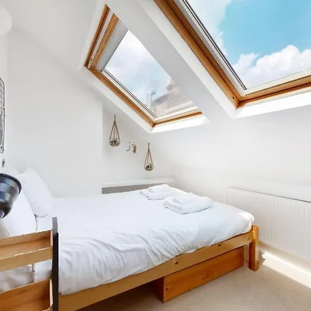 Superb 2 Bed Flat Next To Clapham South Station Londra