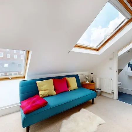 Superb 2 Bed Flat Next To Clapham South Station *