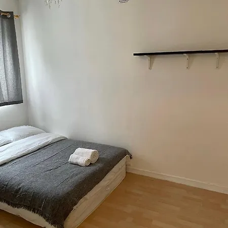 Apartment Centrally Located 2- Bedroom Apartment With Garden *